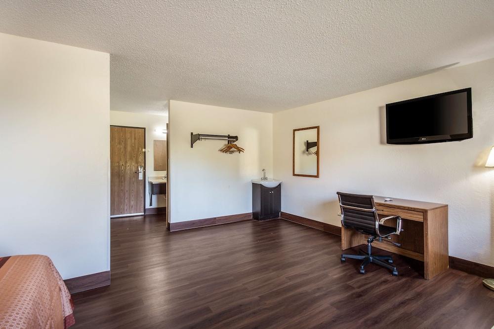 Americas Best Value Inn & Suites Harrisonville photo 16