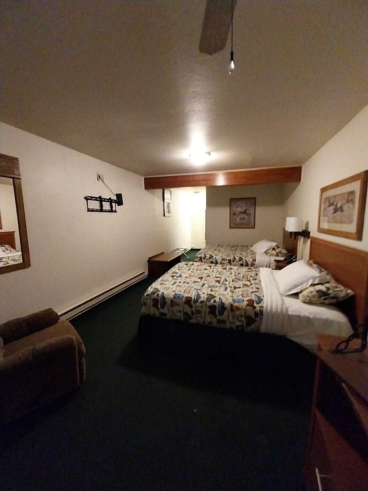 Going-To-The-Sun Inn & Suites photo 7