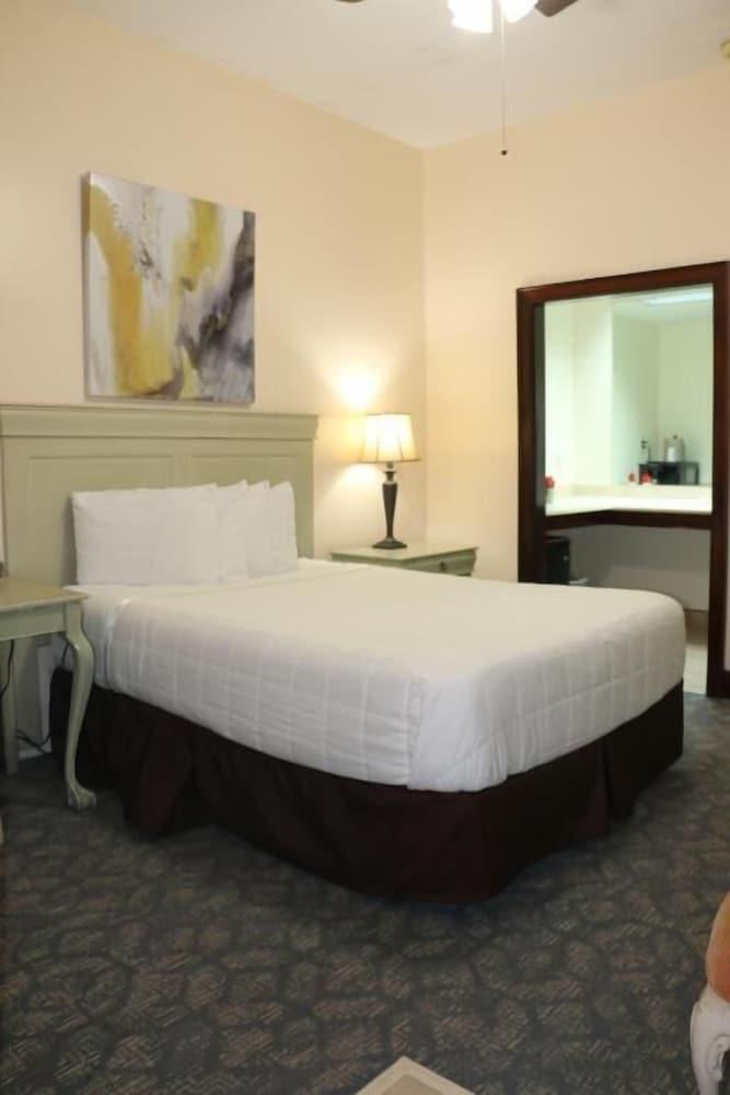 Garden District Hotel photo 24