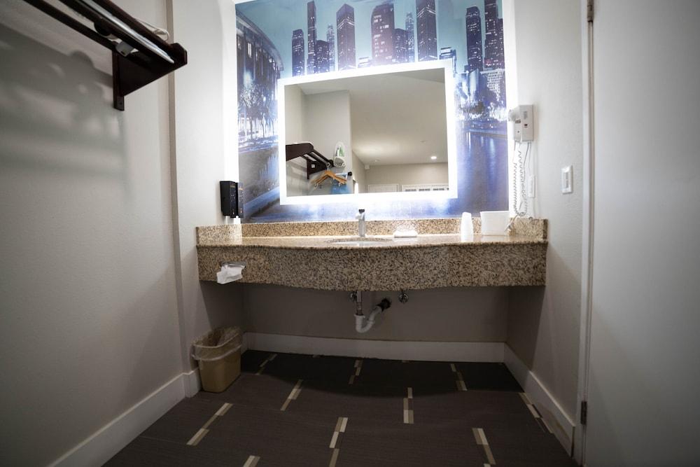 Mid City Inn and Suites photo 2