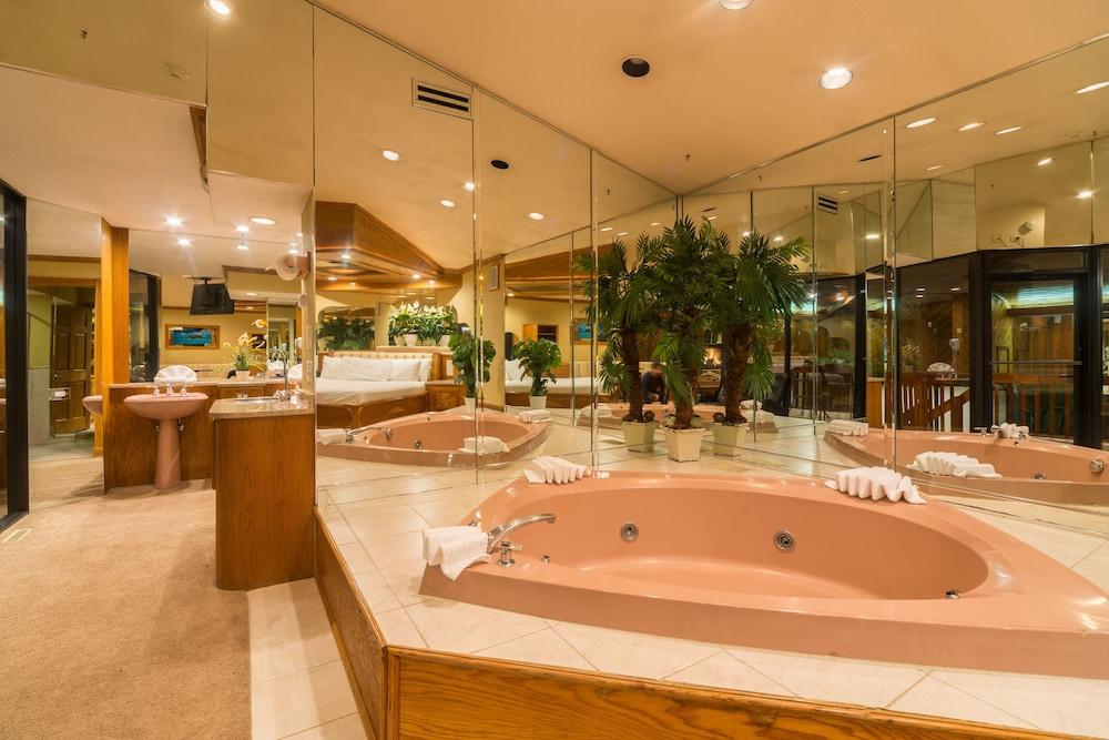 Sybaris Pool Suites Mequon photo 26