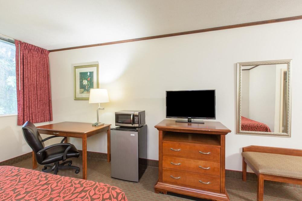 Schenectady Inn & Suites photo 5