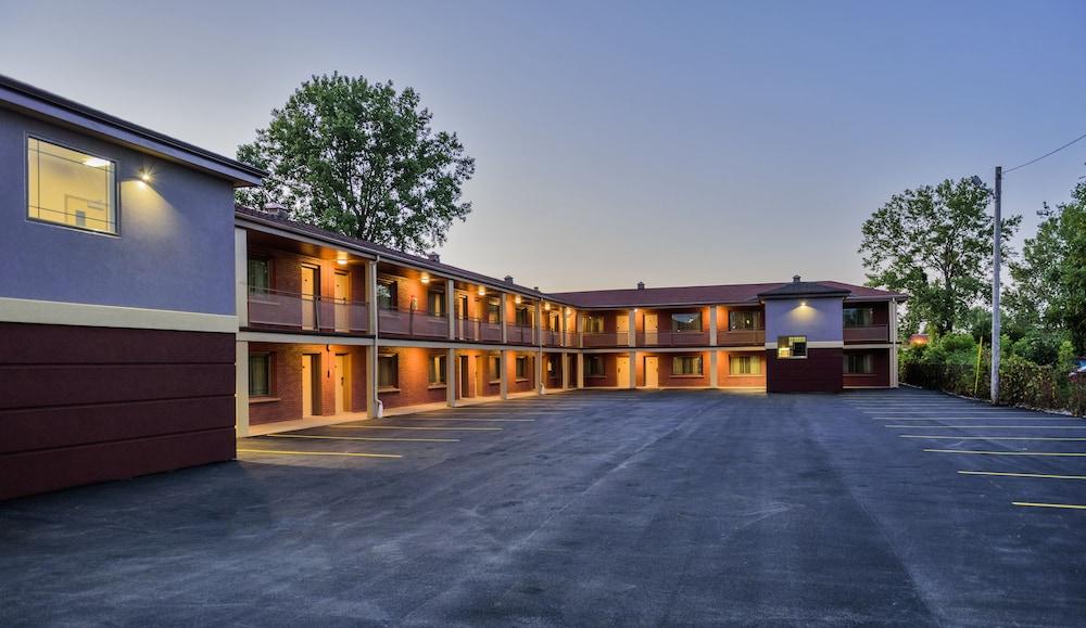 AArya Hotel By Niagara Fashion Outlets photo 1