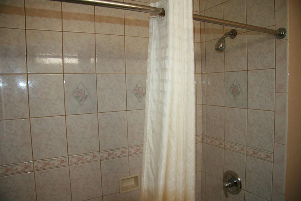 Civic Center Lodge photo 40