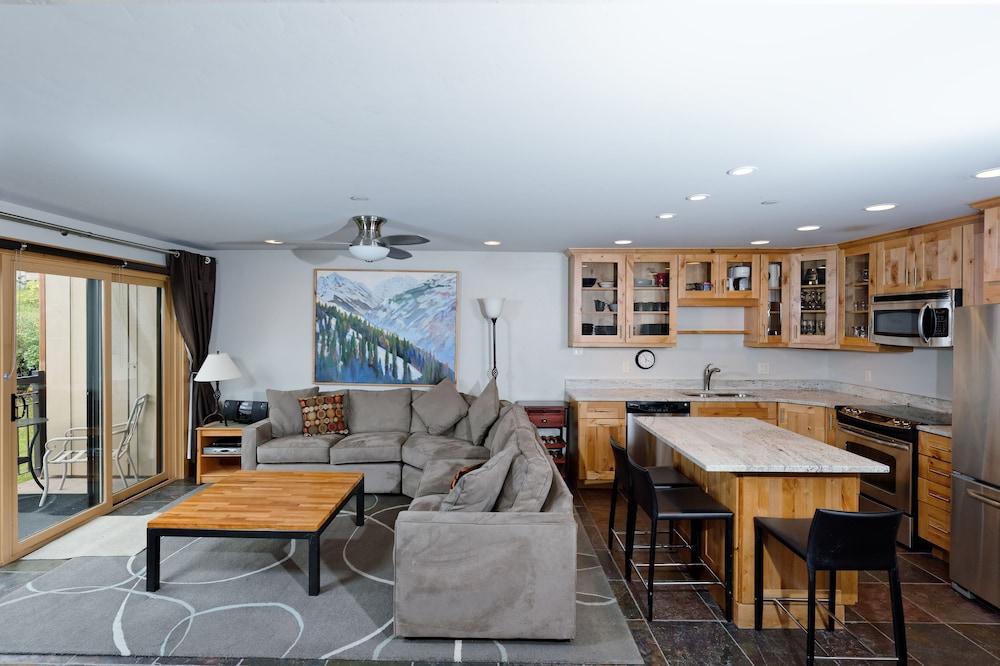 The Crestwood Condominiums photo 49