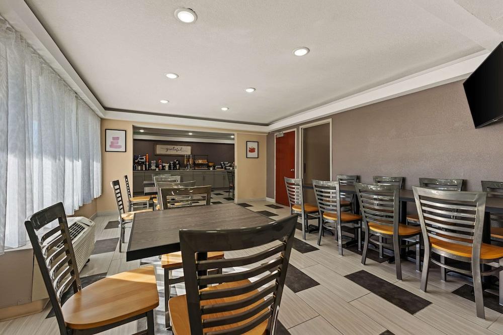 Econo Lodge Rockford Casino Area photo 49