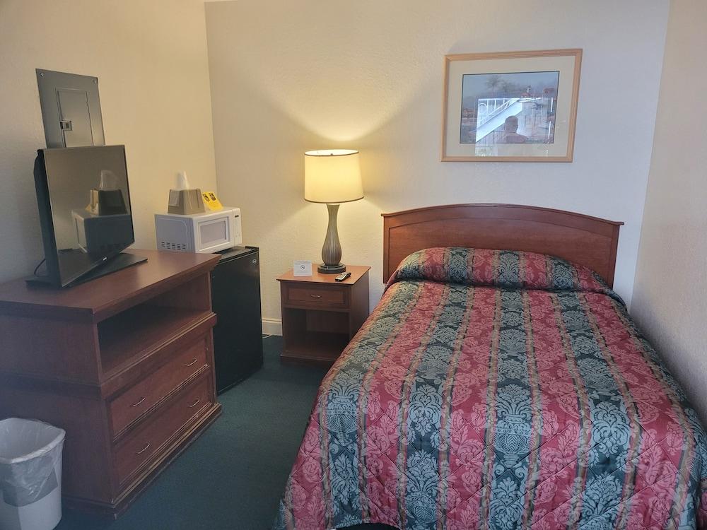 Queens Lodge Motel photo 12