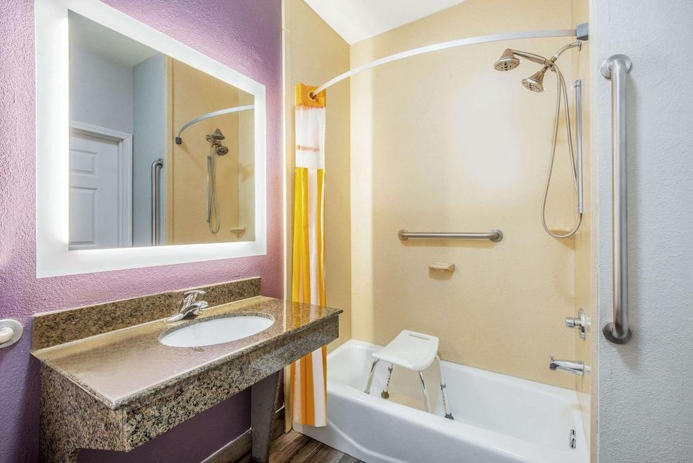 La Quinta Inn & Suites by Wyndham Gainesville photo 12