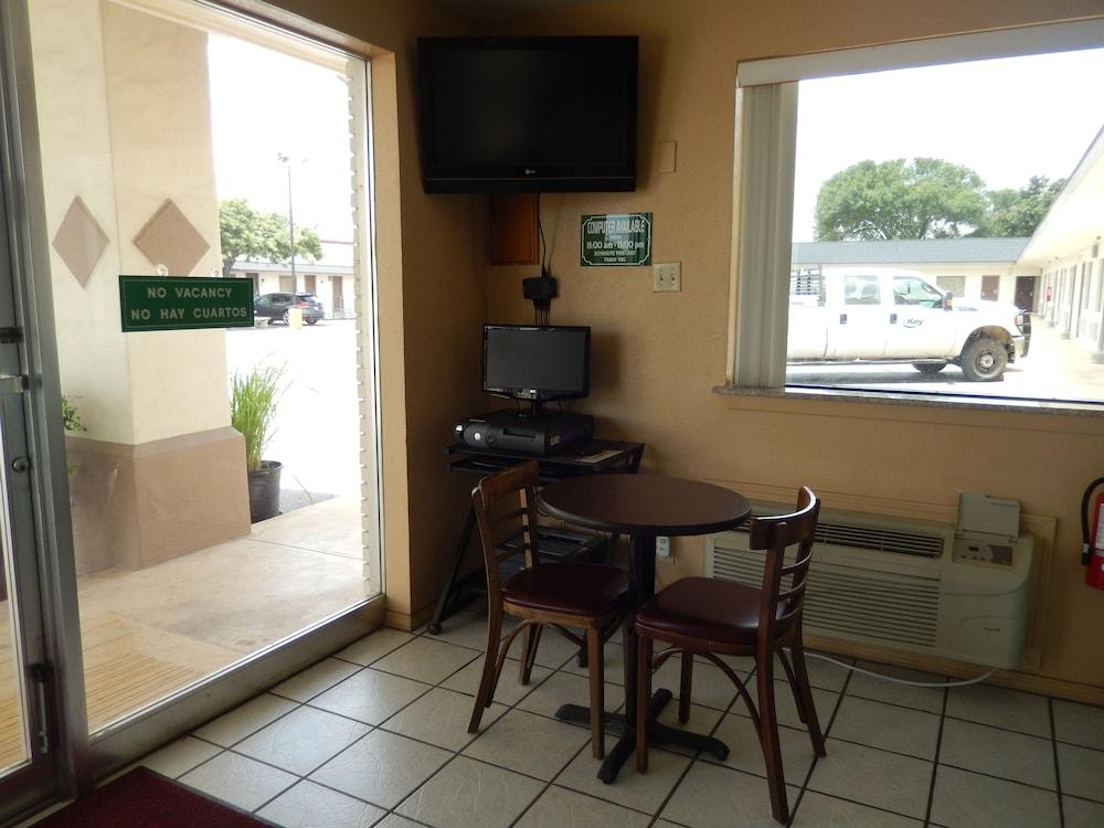 Pearsall Executive Inn photo 5