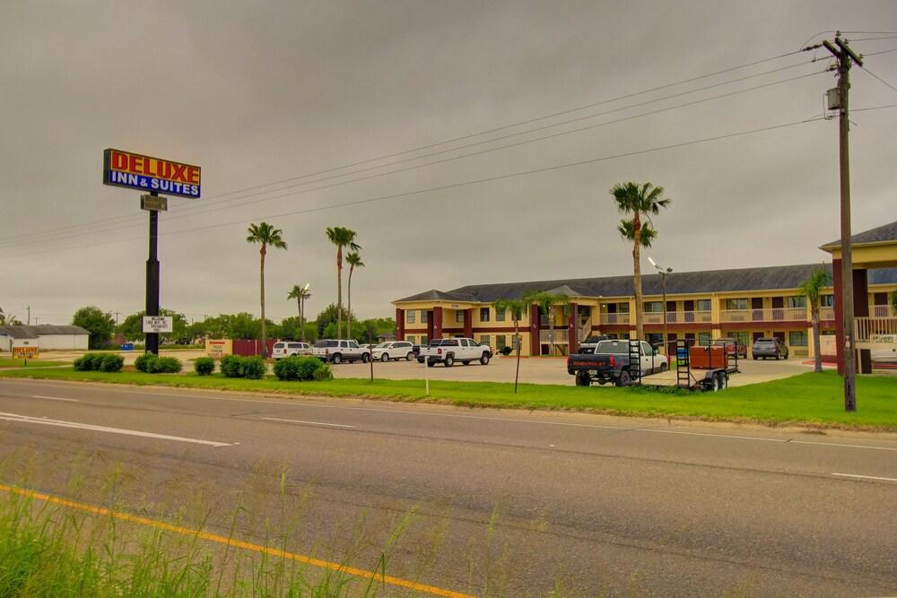 Deluxe Inn & Suites photo 38