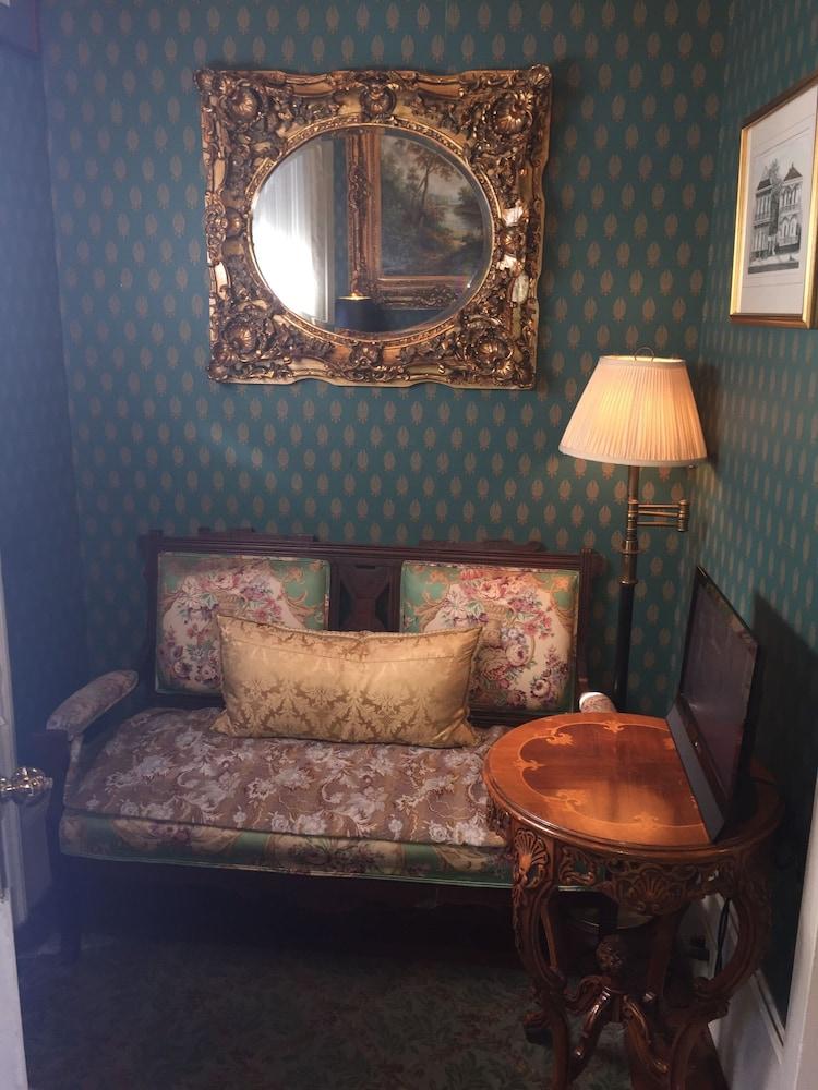 Nine O Five Royal Hotel photo 37