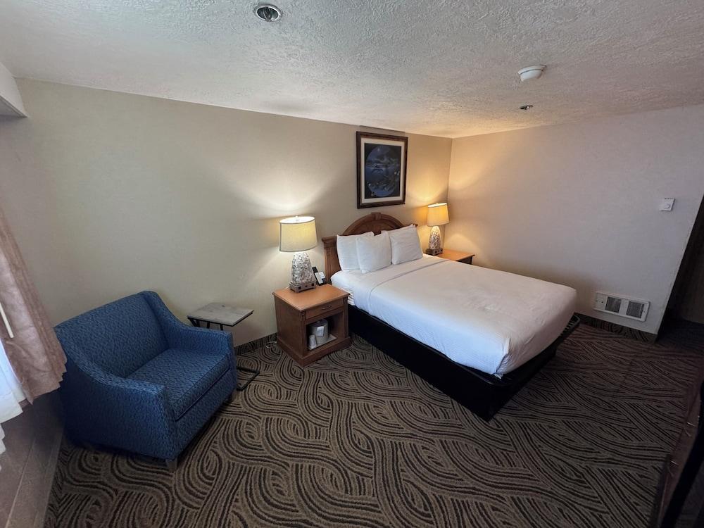 Promenade Inn & Suites Oceanfront photo 14