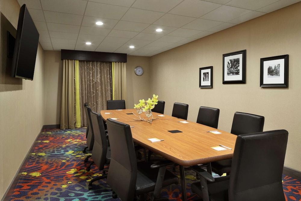 Hampton Inn & Suites St. Louis/Alton photo 26