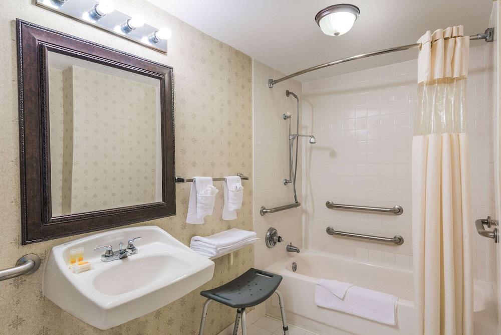 Ramada by Wyndham Lumberton photo 12