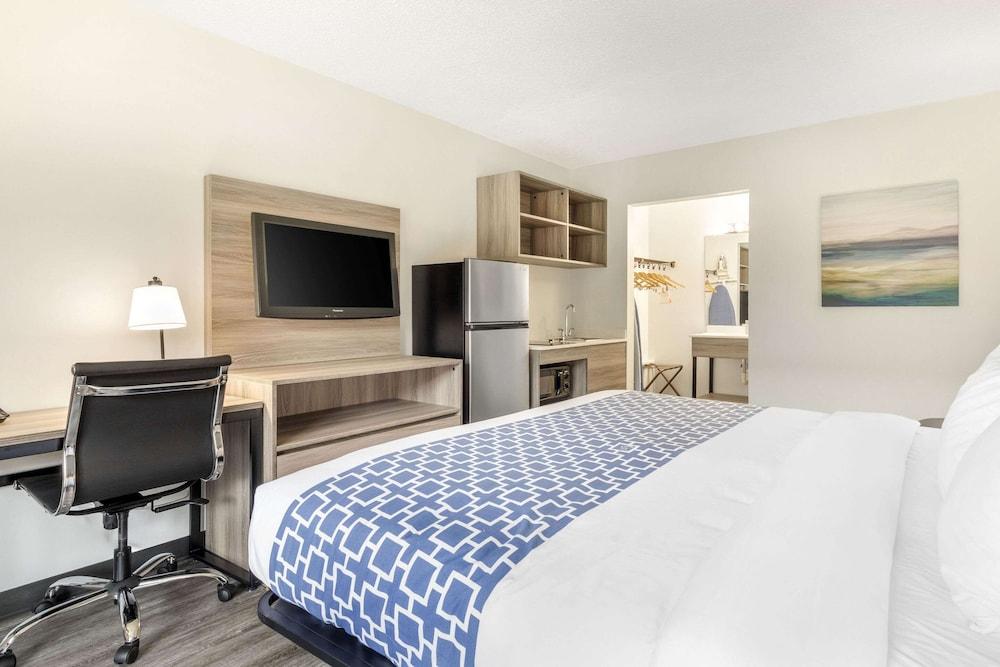 Suburban Studios Tysons Corner photo 16