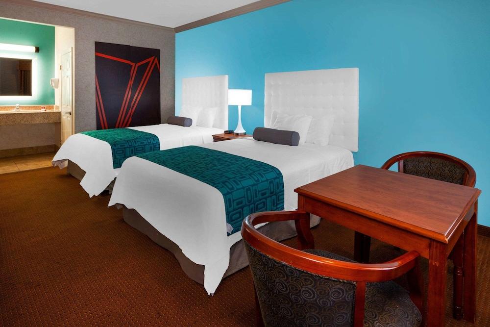 Howard Johnson Hotel & Suites by Wyndham Pico Rivera photo 7