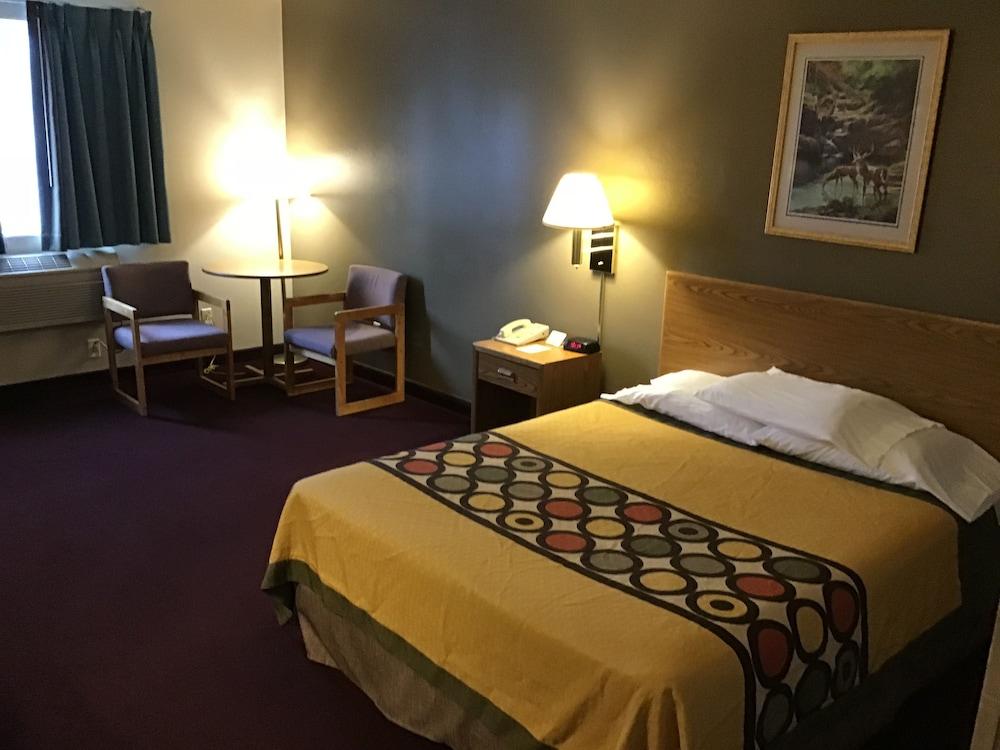 Super 8 by Wyndham Blackfoot photo 5