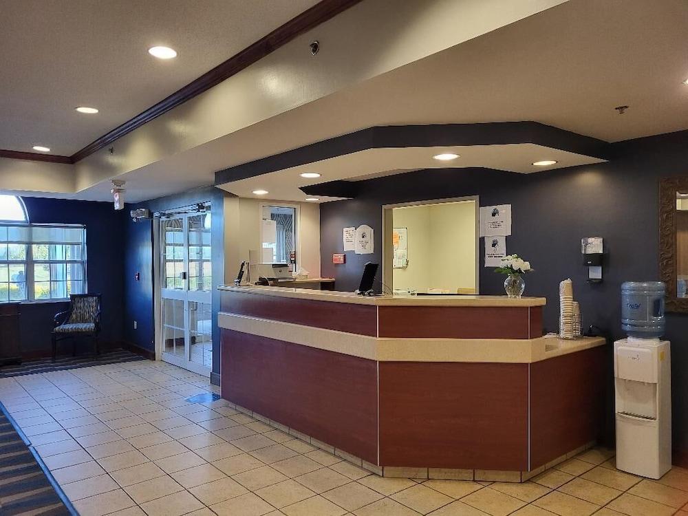 Starkville Inn & Suites photo 2