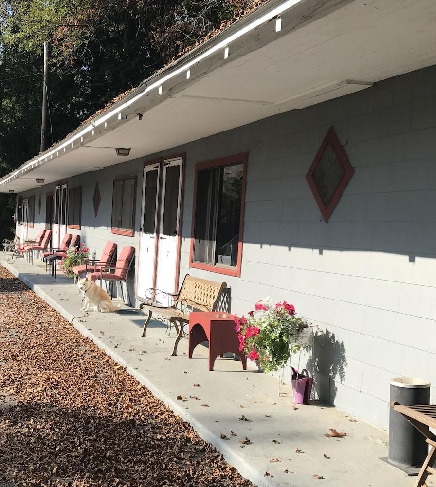 Chamber Lane Motel photo 8