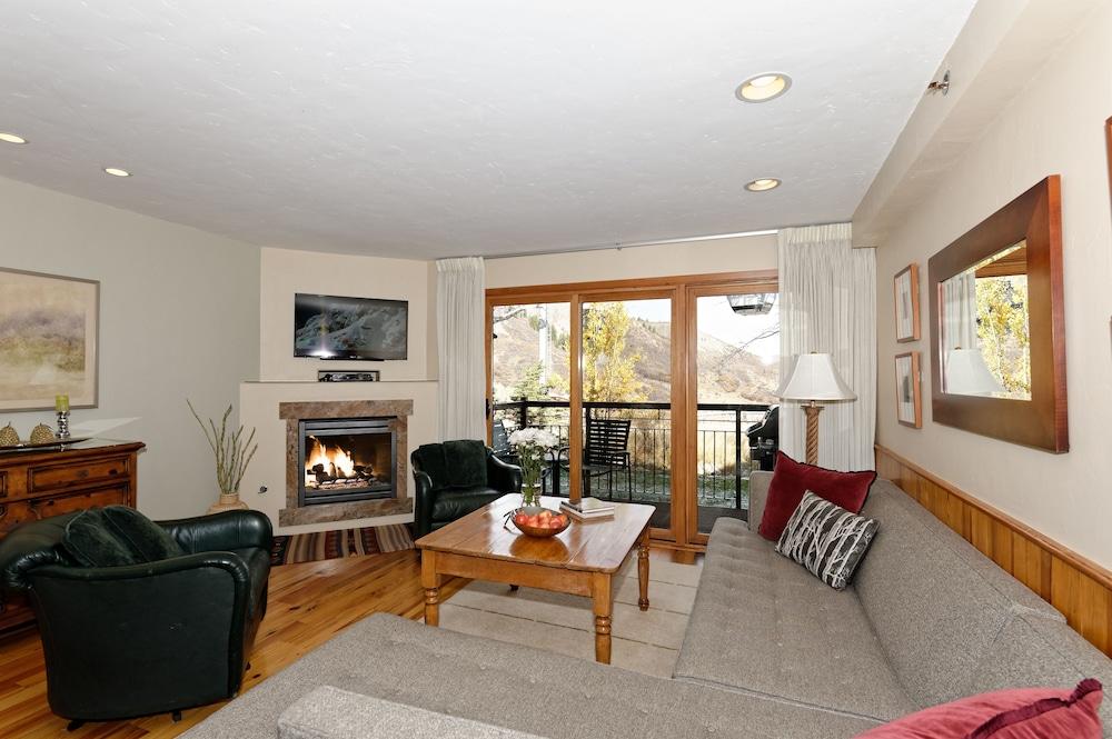 The Crestwood Condominiums photo 60