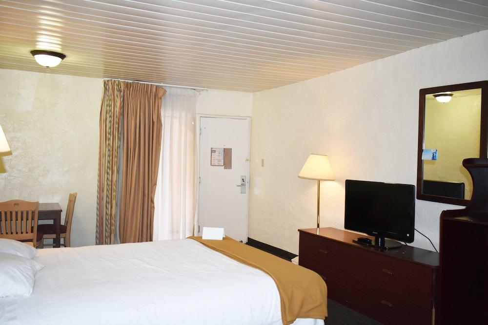 Knights Inn Page photo 5