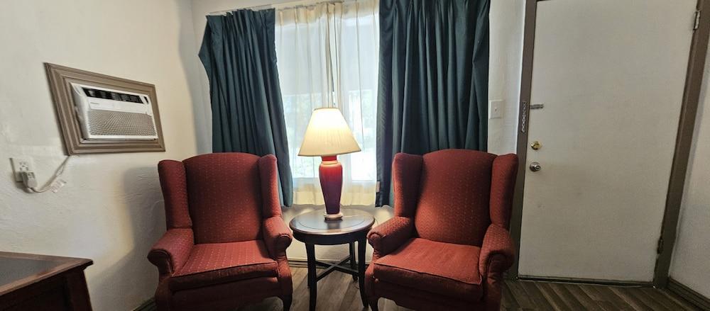 Cedar Lodge Motel photo 37