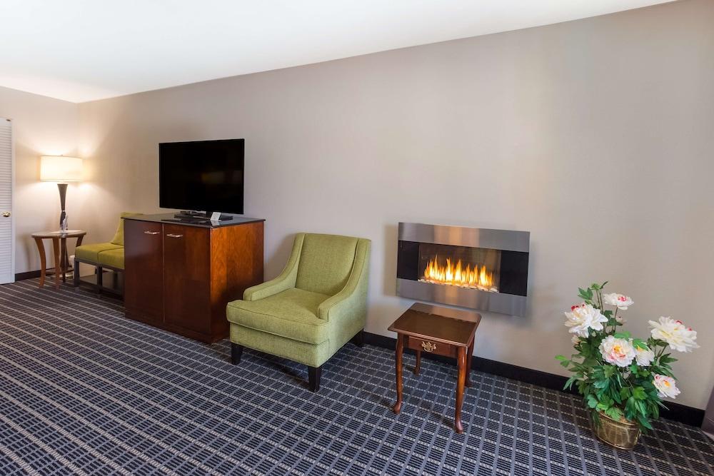 SureStay Plus Hotel by Best Western Greenwood photo 12