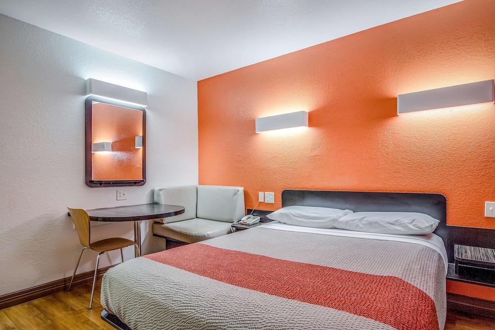Motel 6 Conroe, TX photo 12