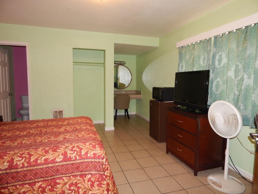 M B Motor Inn photo 6