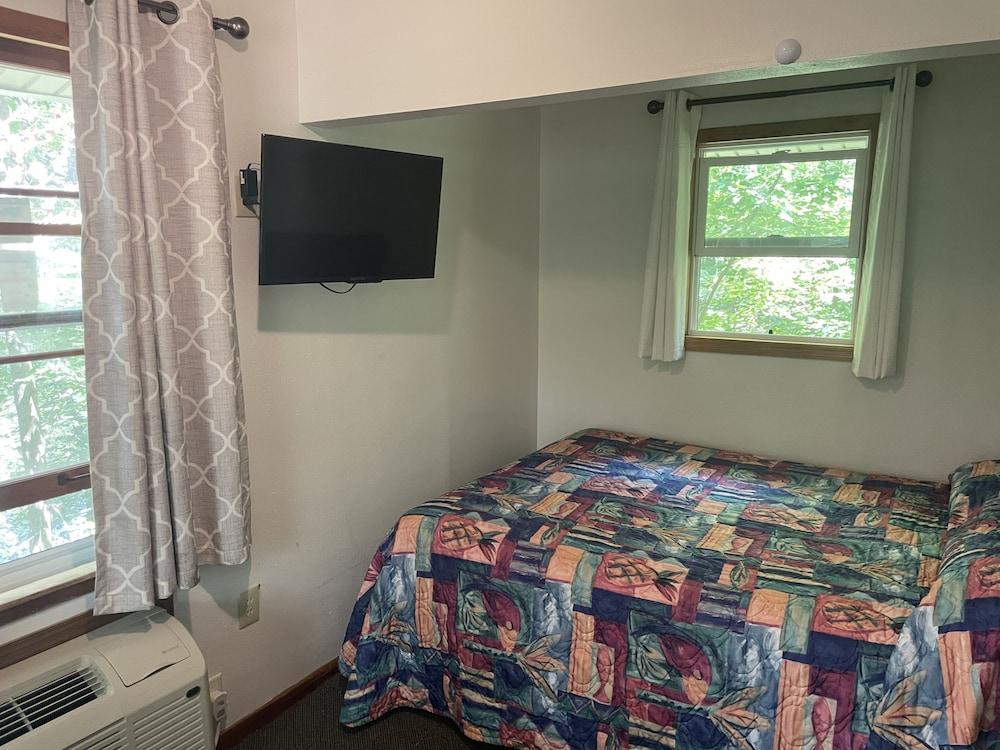 Lakeside Motel photo 11