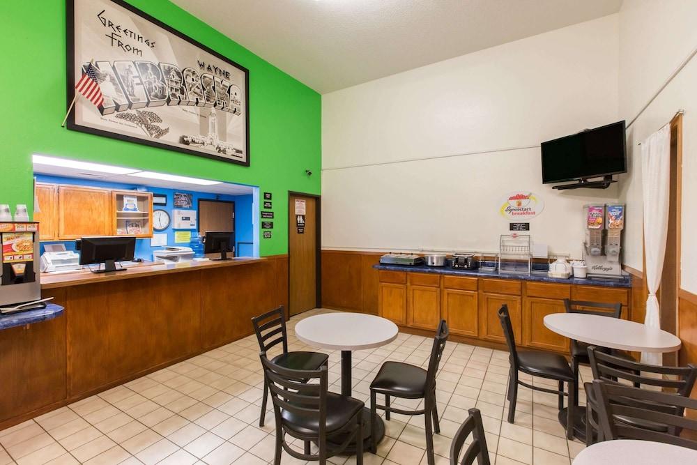 Super 8 by Wyndham Wayne photo 12
