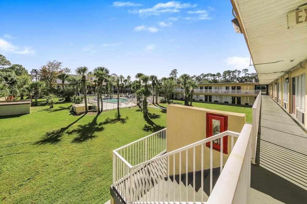 Econo Lodge Daytona Beach - Speedway photo 23