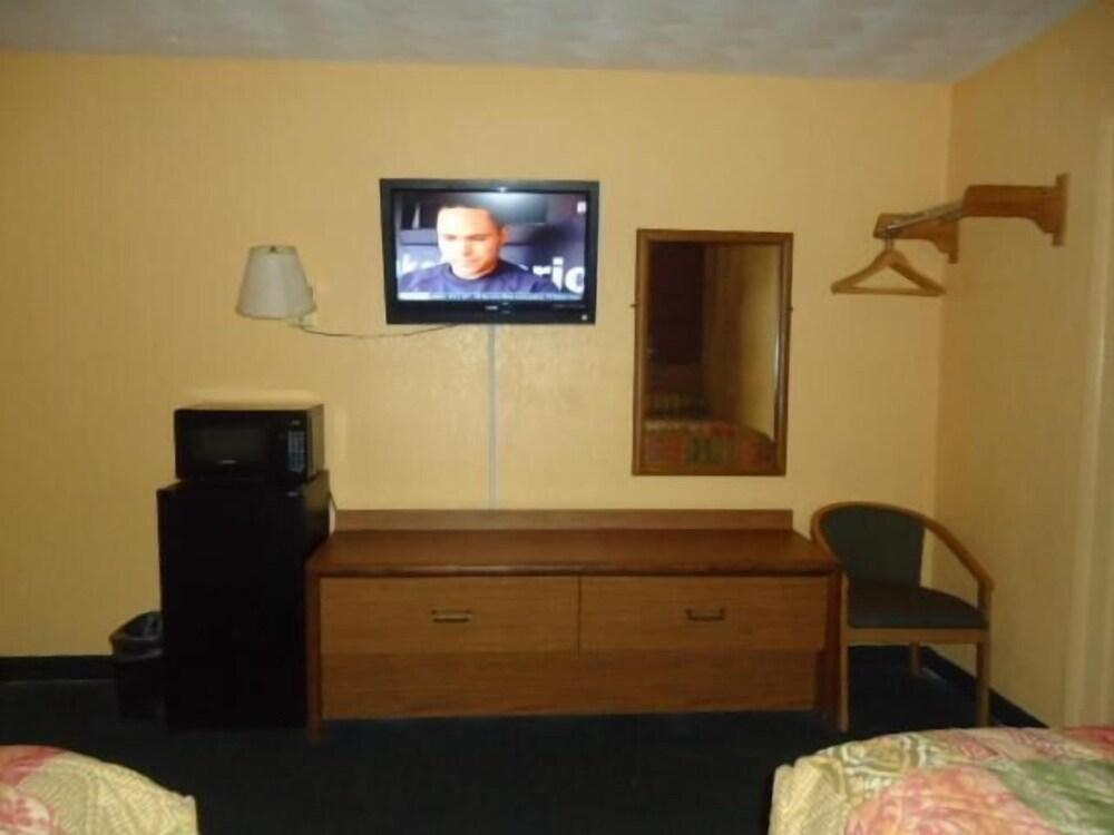 Relax Inn Elmira photo 12