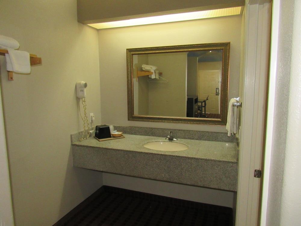 Camelot Inn & Suites Highway 290 NW Freeway photo 24