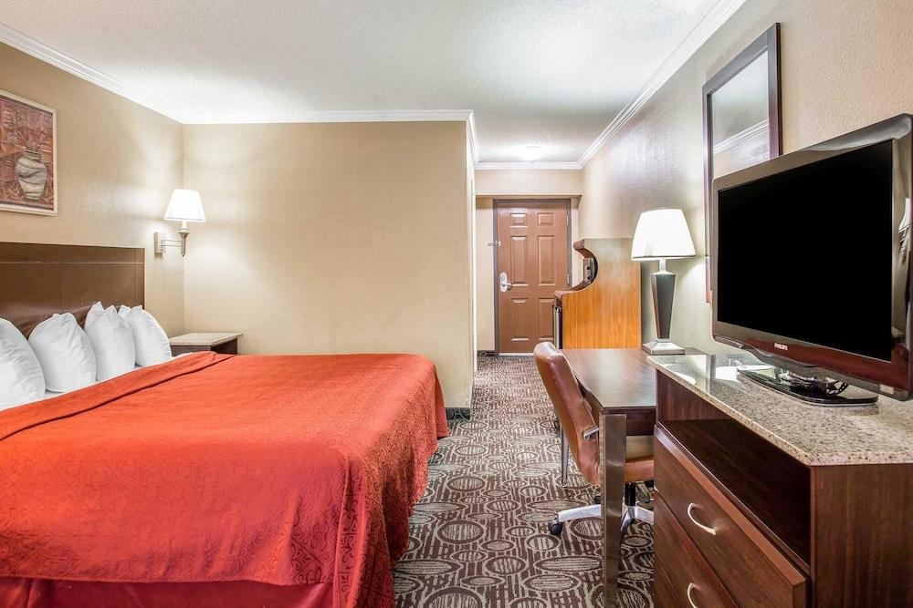 Quality Inn & Suites Ft. Jackson Maingate photo 41