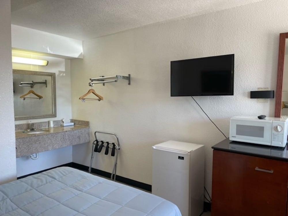 Farmington Inn photo 27