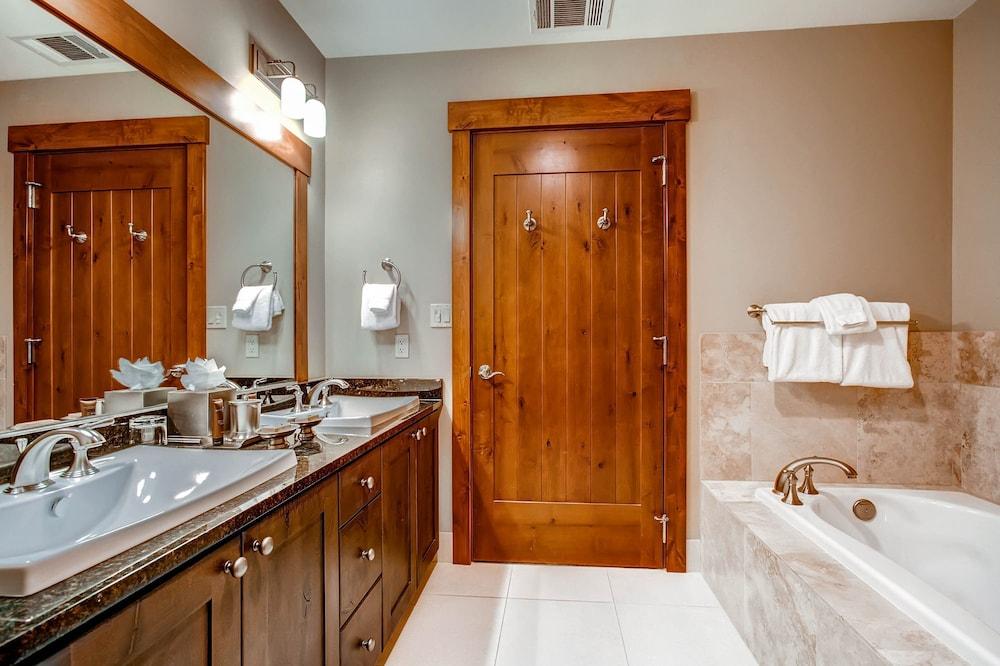 One Ski Hill Place, a RockResort, by Vail Resorts photo 9