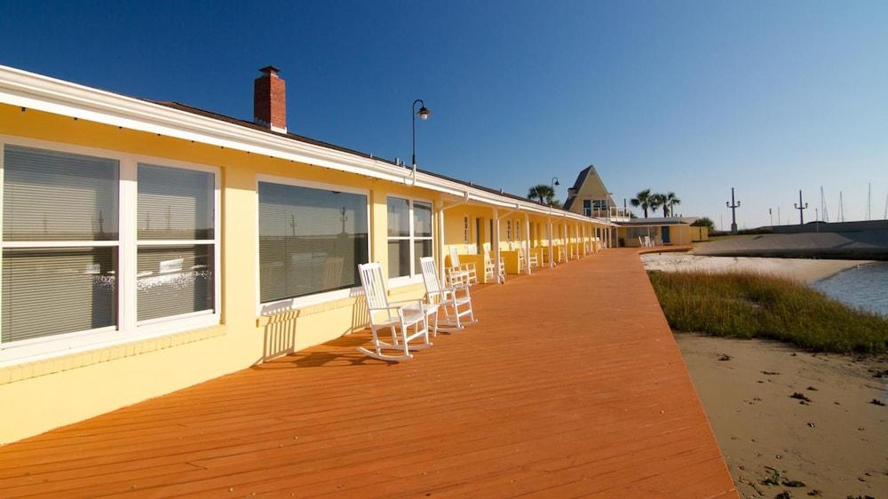 Edgewater Inn photo 39