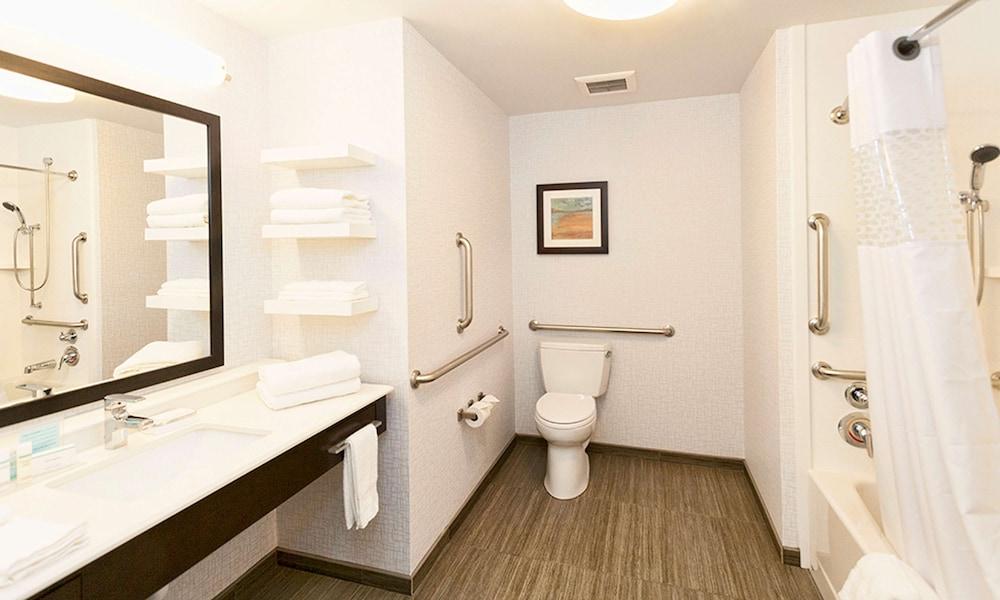 Hampton Inn & Suites Duluth North/Mall Area photo 17