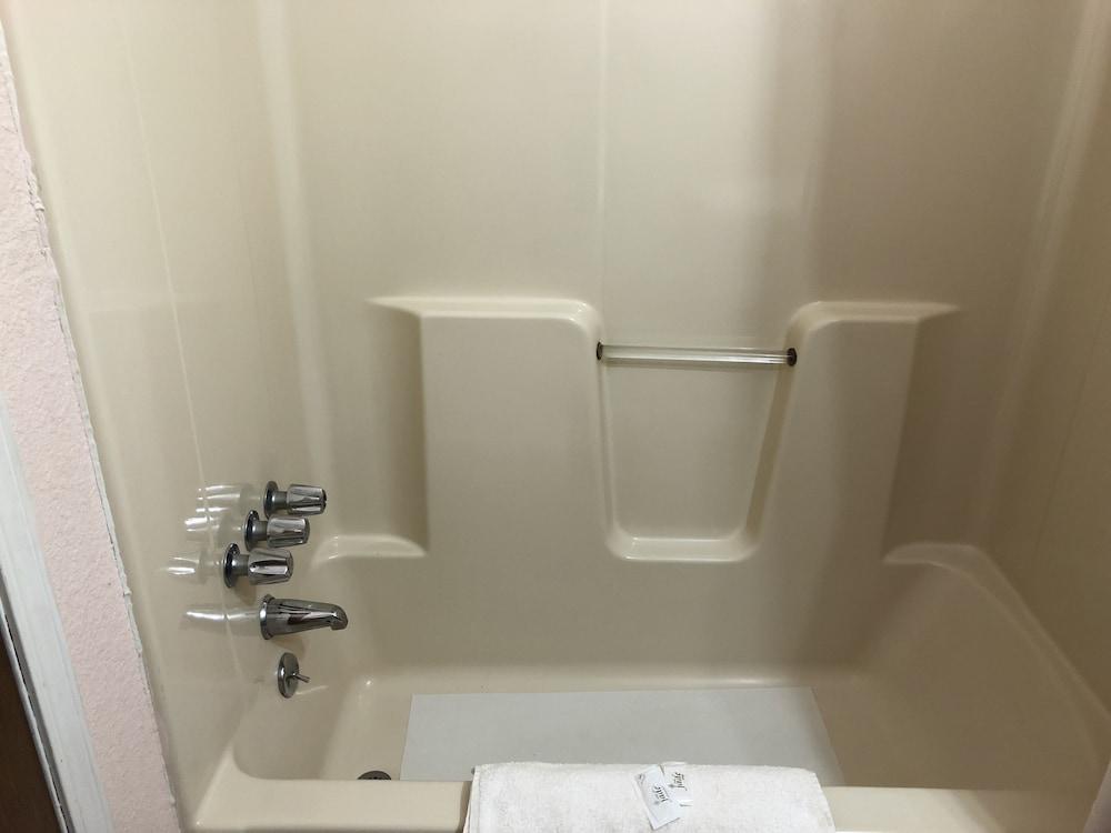 Budget Inn photo 8