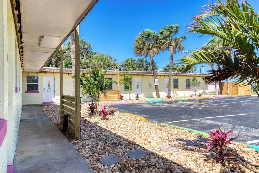 Pineapple Shores Retro Inn photo 31