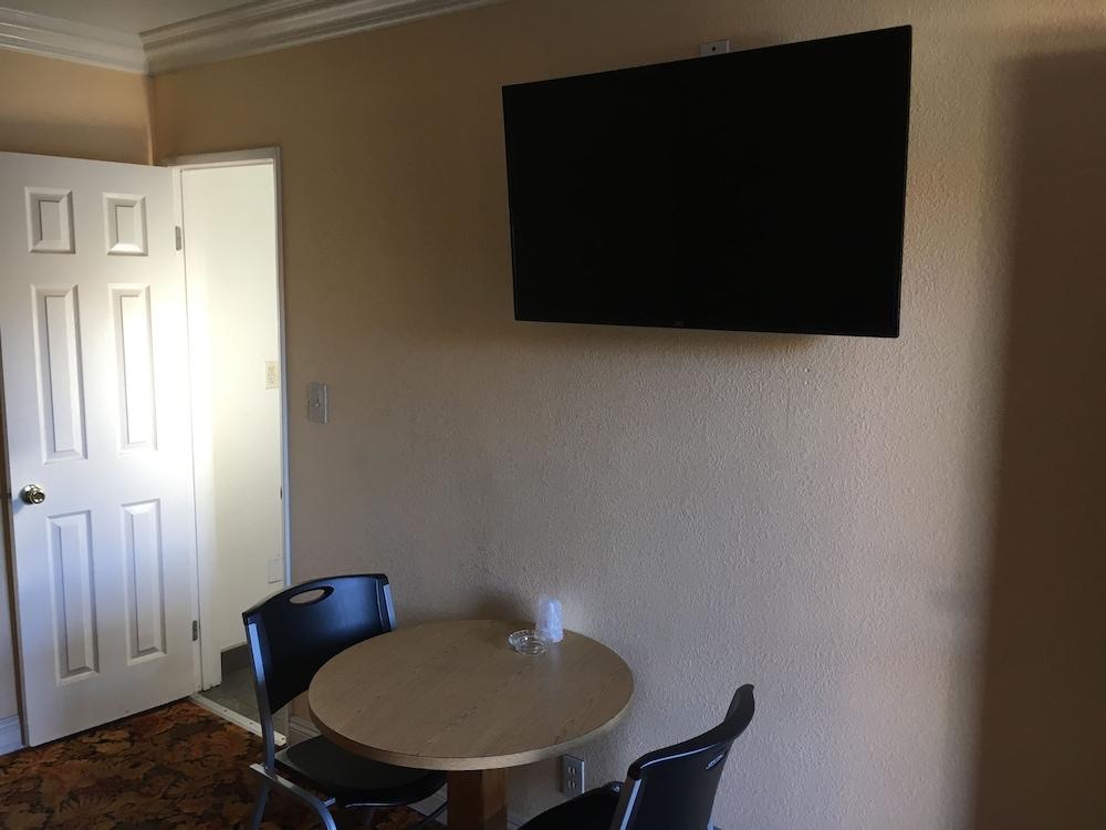 Satellite Motel photo 26