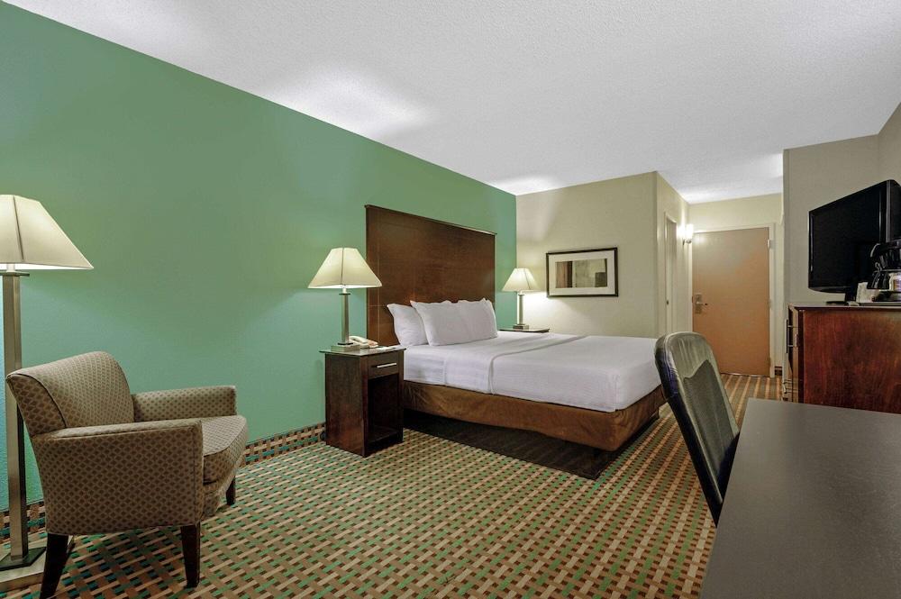 La Quinta Inn by Wyndham Columbia SE / Fort Jackson photo 17