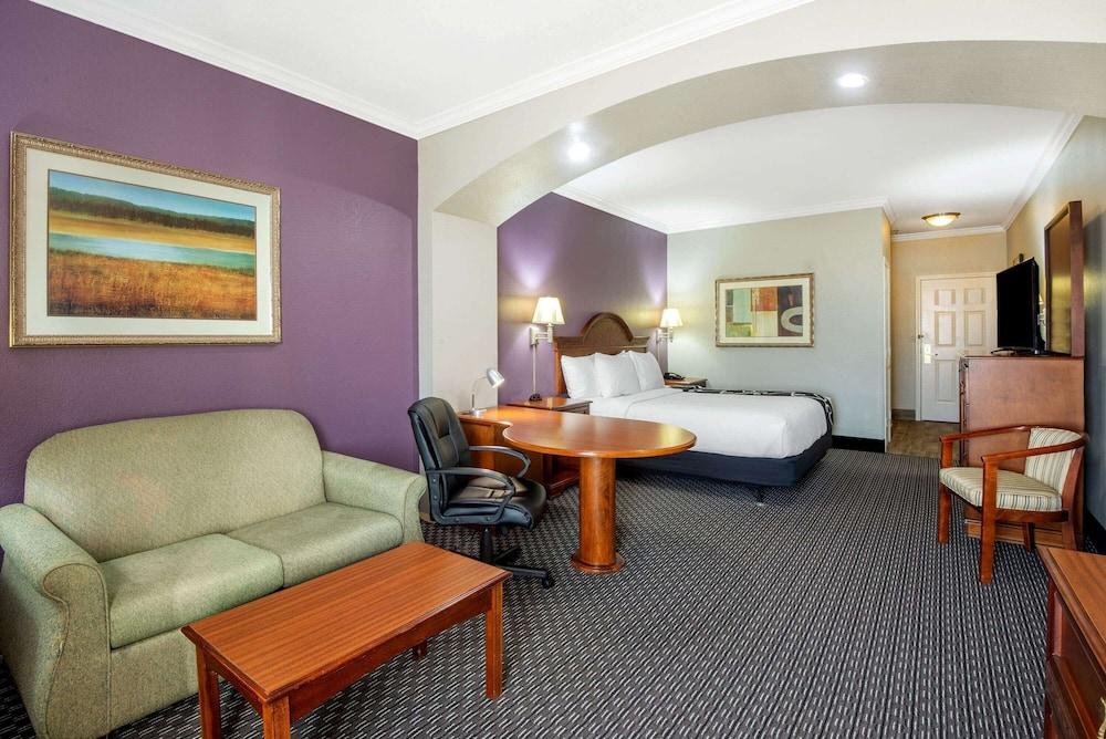 La Quinta Inn & Suites by Wyndham Gainesville photo 21