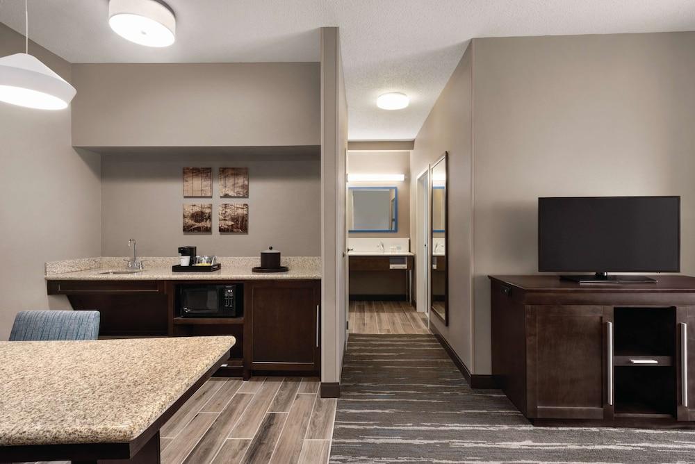 Hampton Inn & Suites Ft. Wayne-North photo 15