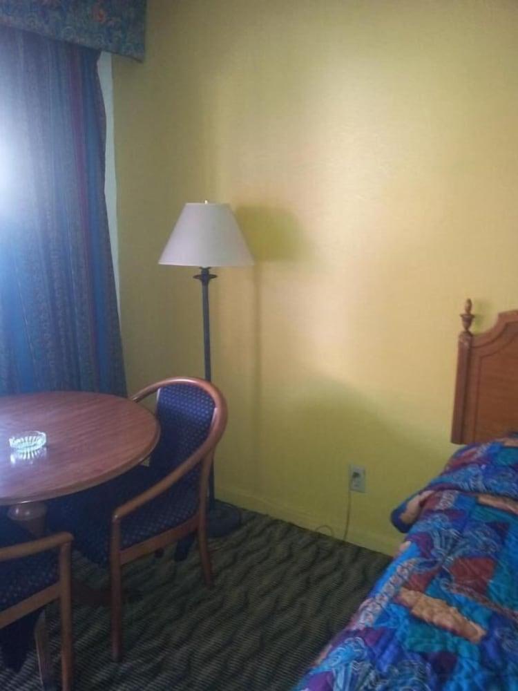 Deluxe Inn photo 6