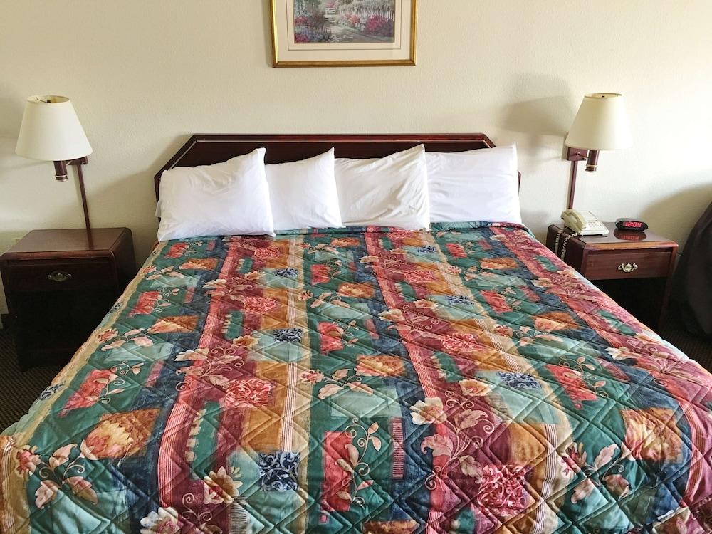 Americas Best Value Inn & Suites Clarksdale photo 9