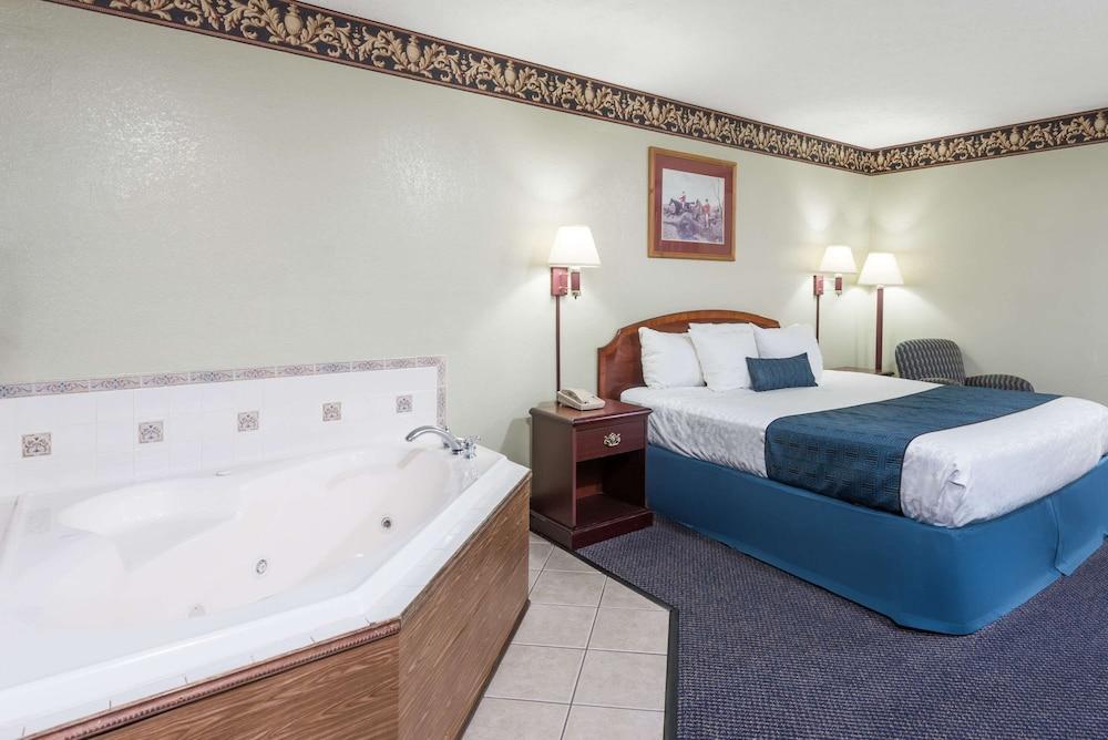 Days Inn & Suites by Wyndham Youngstown / Girard Ohio photo 16