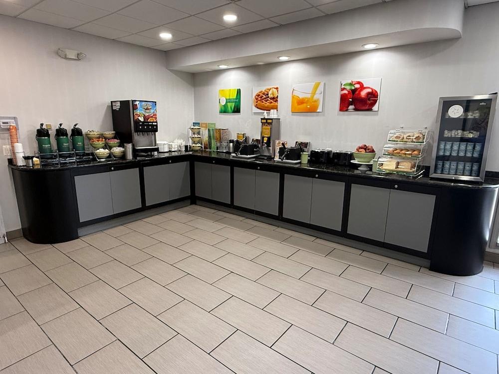 Quality Inn and Suites Livonia photo 23