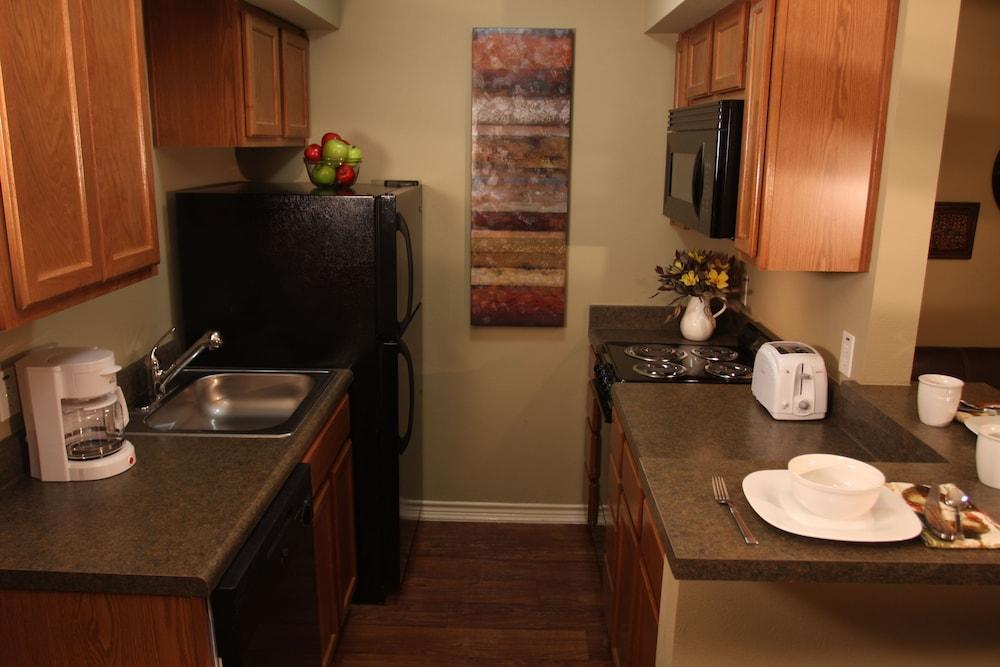 Eagle's Den Suites Kenedy a Travelodge by Wyndham photo 15